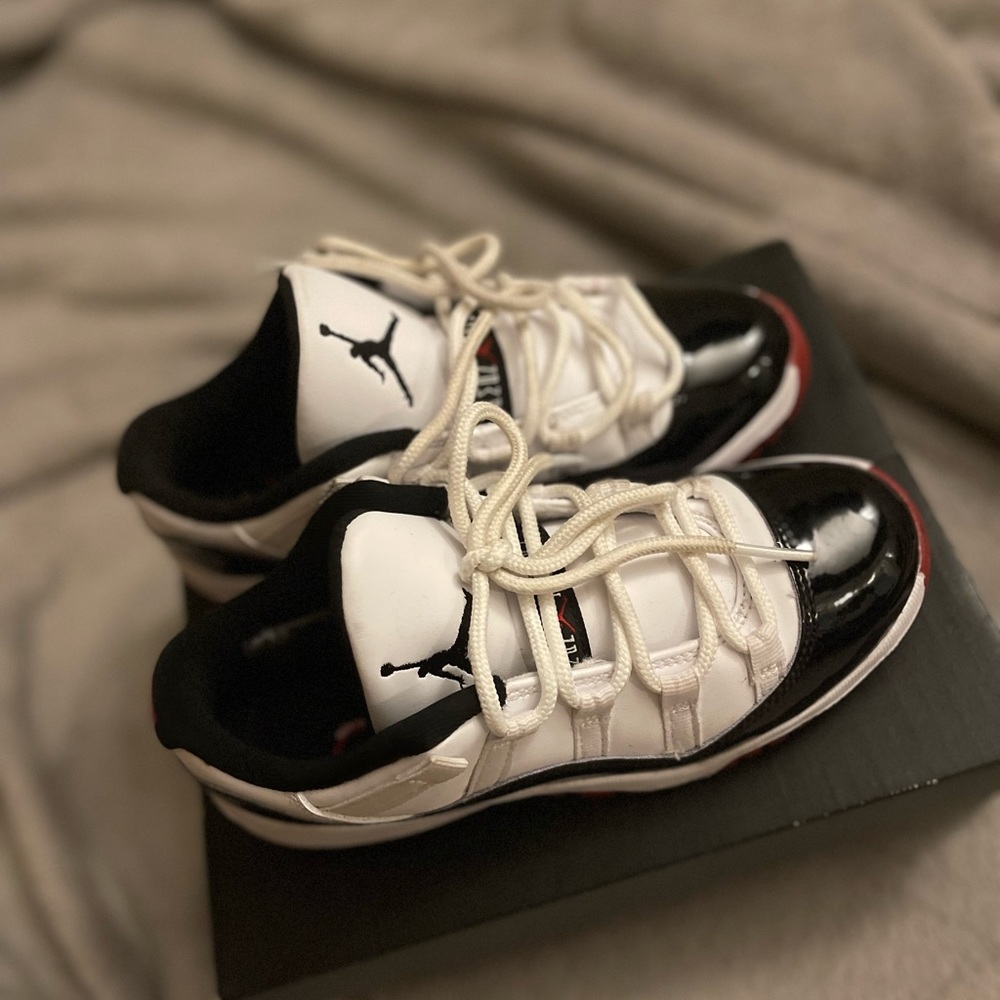 Red, white & black retro 4 SE, great condition. Lace & sides are a bit dirty